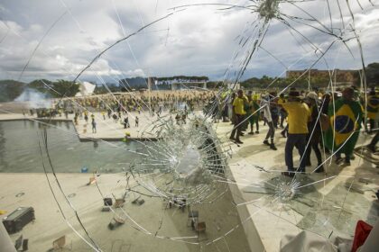 Condenada pelo 8/1 é presa ao chegar no Brasil em voo de deportados