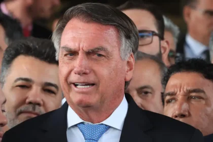 Bolsonaro nega tentativa de fuga e pede revogação da prisão domiciliar