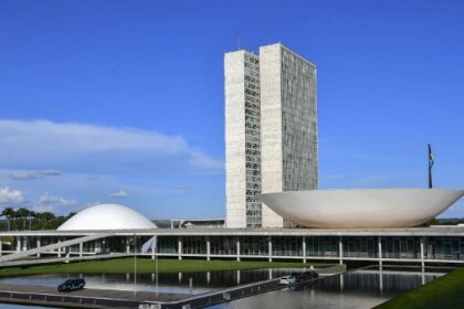 Congresso inicia semana com CPMI do INSS, mudanças no Imposto de Renda e debates sobre redes sociais