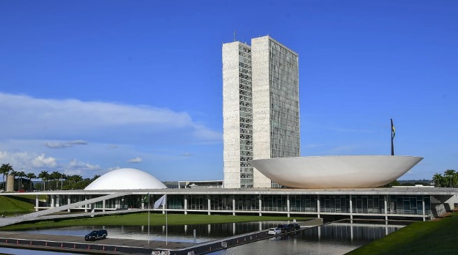 Congresso inicia semana com CPMI do INSS, mudanças no Imposto de Renda e debates sobre redes sociais