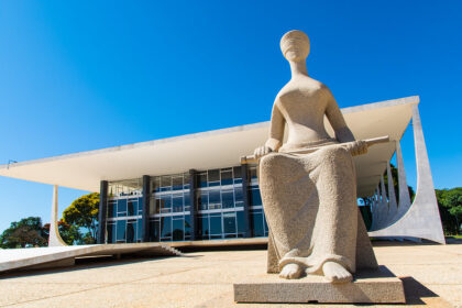 Advogado diz que fará "defesa verdadeira" e que Bolsonaro não está bem