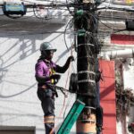 Prefeito David Almeida acompanha mais uma ação inédita do ‘Mutirão no Centro’ e fiscaliza retirada de 'cabos mortos' para combater a poluição visual