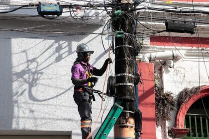 Prefeito David Almeida acompanha mais uma ação inédita do ‘Mutirão no Centro’ e fiscaliza retirada de 'cabos mortos' para combater a poluição visual