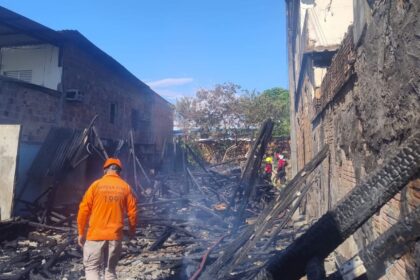 Prefeitura de Manaus presta suporte emergencial às famílias afetadas por incêndio no Morro da Liberdade