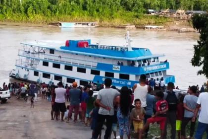 INSS usa barcos para orientar aposentados da Amazônia sobre descontos