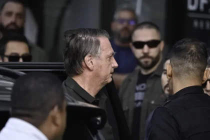 Bolsonaro deixa prisão domiciliar com forte escolta policial para fazer exames
