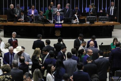 Câmara aprova texto que dificulta denúncia criminal contra parlamentar