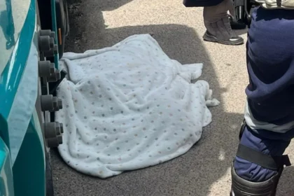 Mulher é esmagada por carreta em Manaus