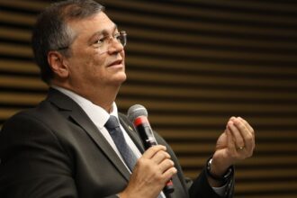 Ministro proíbe repasse de emendas para Eduardo Bolsonaro e Ramagem