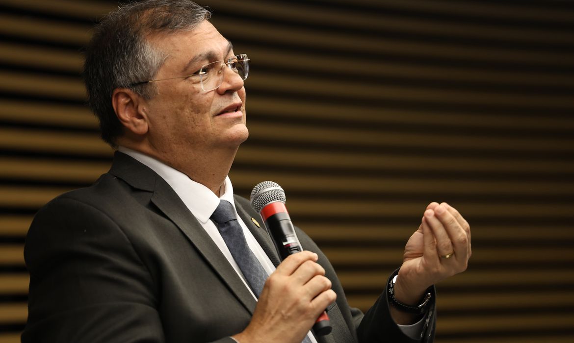 Dino determina que PF investigue conduta de Bolsonaro durante pandemia