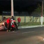 Homem fica ferido após capotar carro na avenida Coronel Teixeira em Manaus