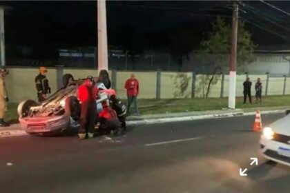 Homem fica ferido após capotar carro na avenida Coronel Teixeira em Manaus