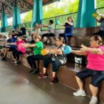 Idosos praticam aulas de ginástica no Parque Municipal do Idoso
