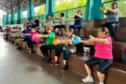 Idosos praticam aulas de ginástica no Parque Municipal do Idoso