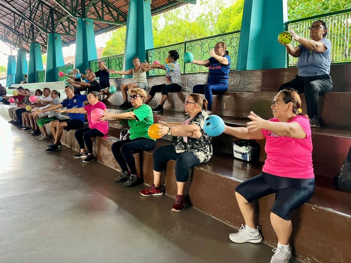 Idosos praticam aulas de ginástica no Parque Municipal do Idoso