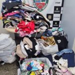 Mulher é presa por receptação de roupas e produtos furtados de lojas, em Manaus