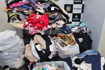 Mulher é presa por receptação de roupas e produtos furtados de lojas, em Manaus