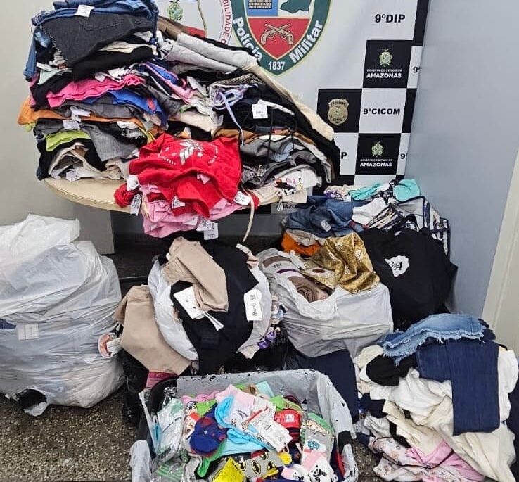 Mulher é presa por receptação de roupas e produtos furtados de lojas, em Manaus
