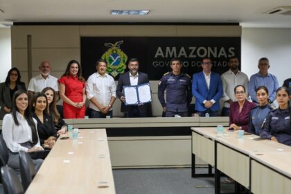 Governador Wilson Lima sanciona lei que autoriza uso de armas de choque por mulheres no Amazonas