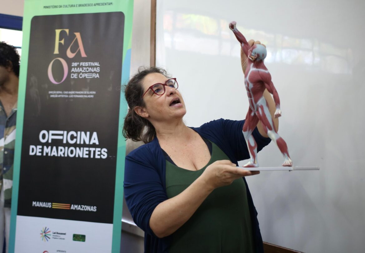 Festival Amazonas de Ópera leva oficinas e espetáculos de marionetes para escolas da rede pública