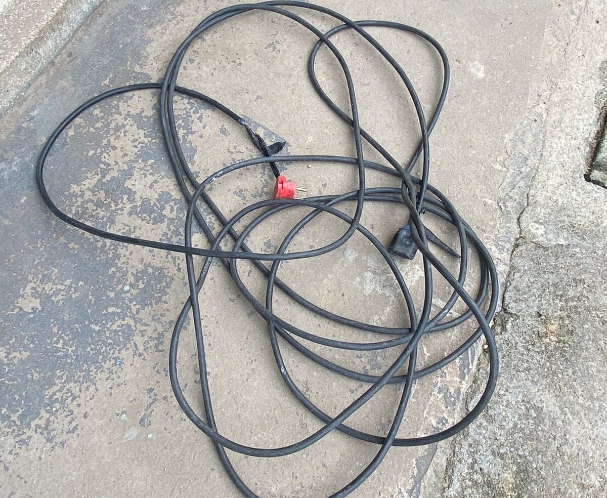 Homem é preso após agredir a esposa com fio de alta tensão