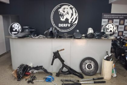 Polícia encontra desmanche clandestino, recupera motocicleta furtada e prende dois homens em flagrante