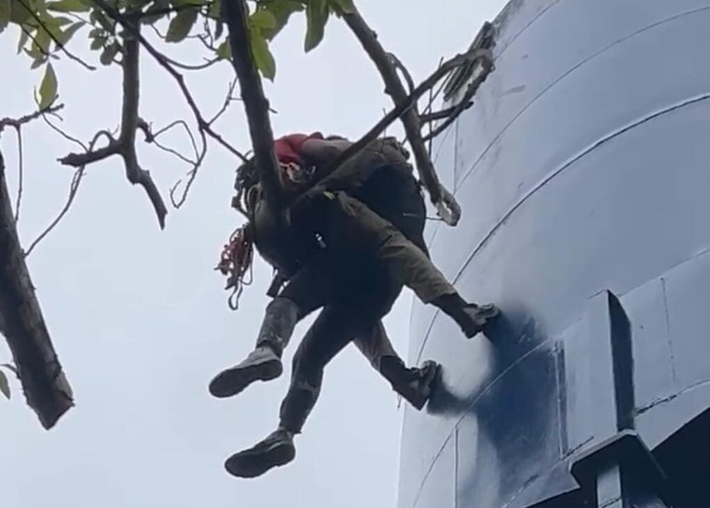 Bombeiros resgatam homens presos em caixa d’água a 20 metros de altura após intoxicação por solvente durante pintura