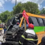 Micro-ônibus bate em caçamba e deixa feridos em Manaus