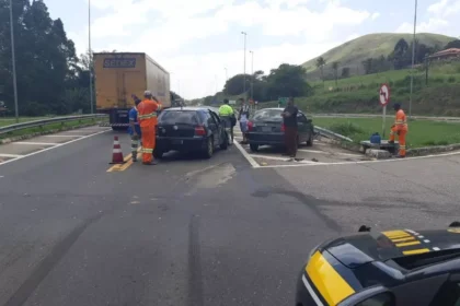 Colisão entre carreta e carro tem dois mortos na BR-393, em Vassouras