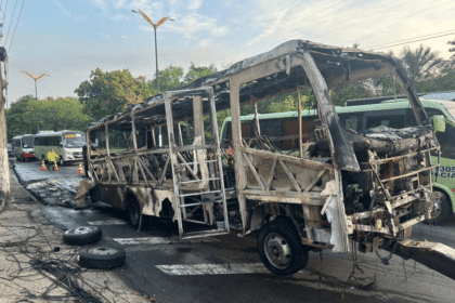 Vídeo: incêndio destrói micro-ônibus na Avenida Rodrigo Otávio, em Manaus