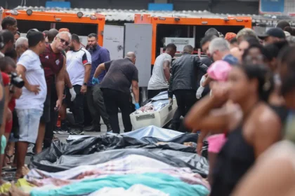 Moradores retiram cerca de 60 corpos em área de mata após operação