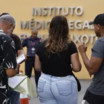 Famílias se cadastram para reconhecer corpos no IML do Rio
