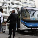 Rio: mais de 50 ônibus viraram barricada; transporte está afetado