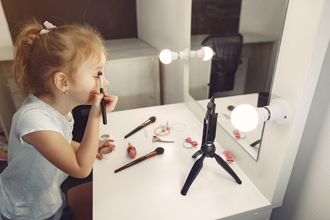 Produção de conteúdo por crianças e adolescentes nas redes sociais pode ser considerada trabalho infantil