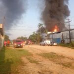 Vídeo: incêndio de grandes proporções atinge oficina no Tarumã, em Manaus