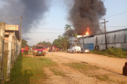 Vídeo: incêndio de grandes proporções atinge oficina no Tarumã, em Manaus