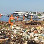 Prefeitura  realiza ação diária no rio Negro e recolhe mais de 350 toneladas de lixo por mês