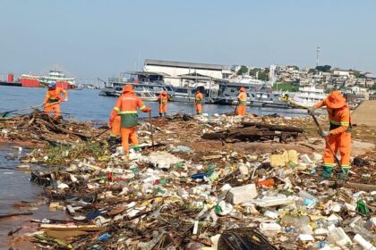 Prefeitura  realiza ação diária no rio Negro e recolhe mais de 350 toneladas de lixo por mês