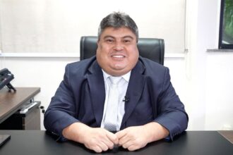 Presidente David Reis anuncia 'abono natalino' para servidores da Câmara Municipal de Manaus