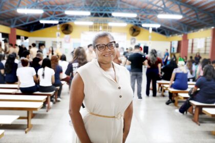 Educadora da rede estadual recebe título de professora do ano da Associação Brasileira de Ensino de Biologia