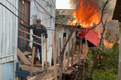 Vídeo: incêndio destrói casas e causa pânico em moradores no bairro São Jorge, em Manaus