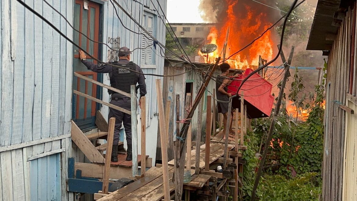 Vídeo: incêndio destrói casas e causa pânico em moradores no bairro São Jorge, em Manaus