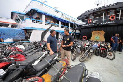 Governador Wilson Lima acompanha chegada de maior número de motocicletas recuperadas em operação policial