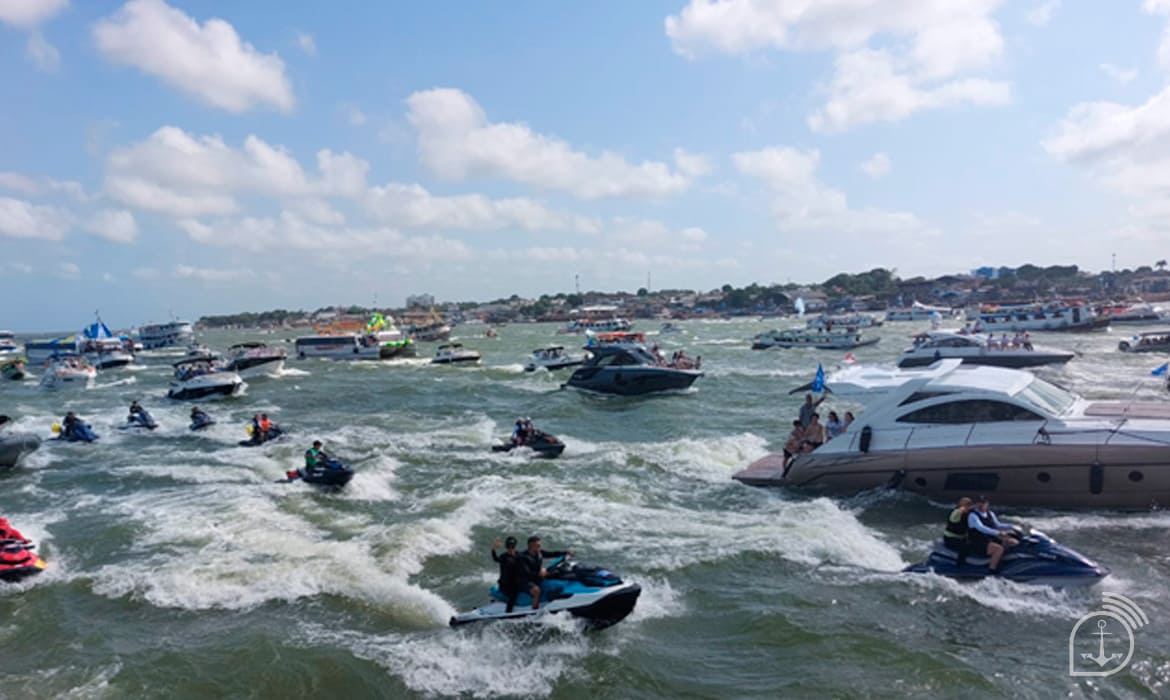 Círio Fluvial reúne mais de 400 embarcações em celebração nas águas da baía do Guajará