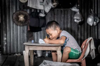 Mais de 400 milhões de crianças estão na pobreza em todo o mundo