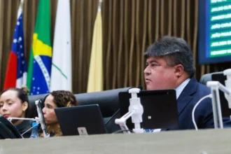 Presidente David Reis esclarece proposta que regulamenta sessões híbridas na CMM