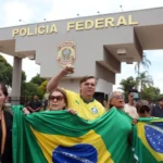Manifestantes favoráveis e contrários a Bolsonaro fazem atos na PF