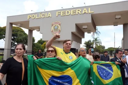 Manifestantes favoráveis e contrários a Bolsonaro fazem atos na PF