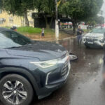 Motociclista avança sinal vermelho e colide com carro em Manaus