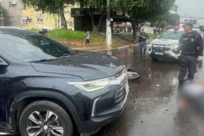 Motociclista avança sinal vermelho e colide com carro em Manaus